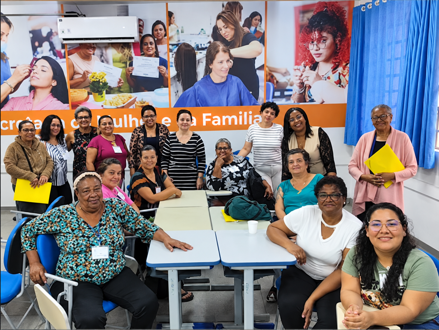 Grupo de alunas reunidas em uma sala de aula
