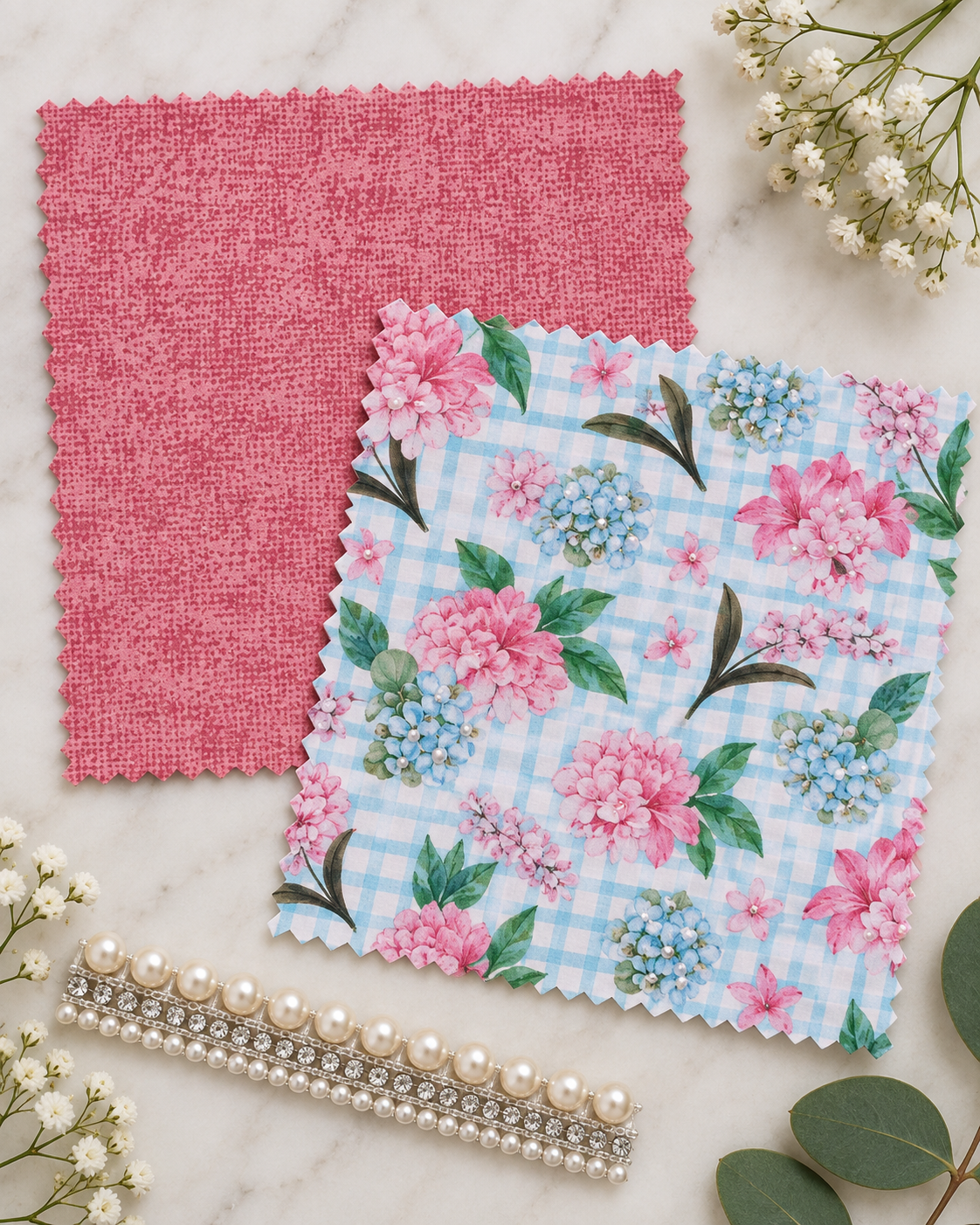 Materiais para decorar a caixa: tecido rosa, tecido floral xadrez azul e acabamento de pérolas com brilho